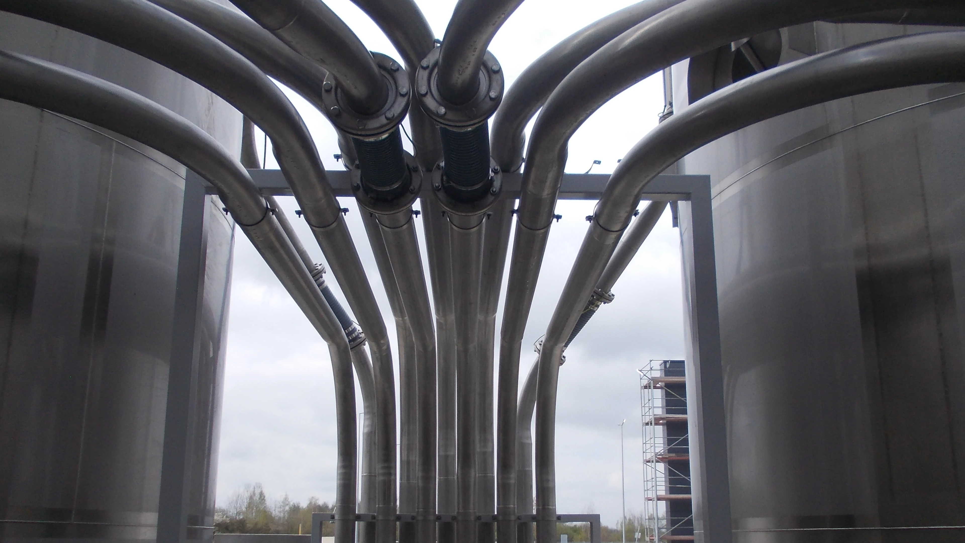 Tubagens entre tanques em aço inoxidável com ligações flexiveis - Indústria Química